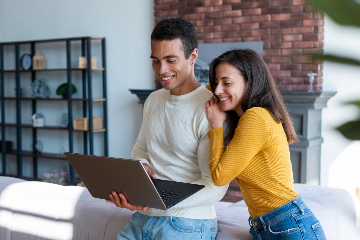 Freelancers trabajando en cuenta de hosting en laptop