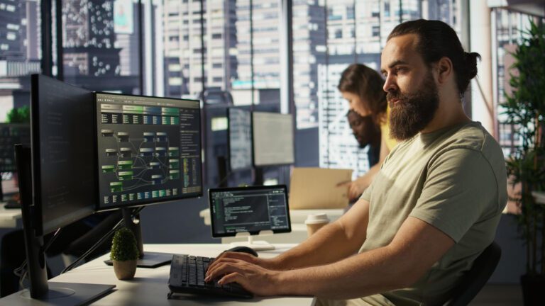 Desarrollador gestionando servidores VPS con múltiples proyectos web