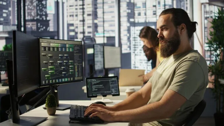 Desarrollador gestionando servidores VPS con múltiples proyectos web